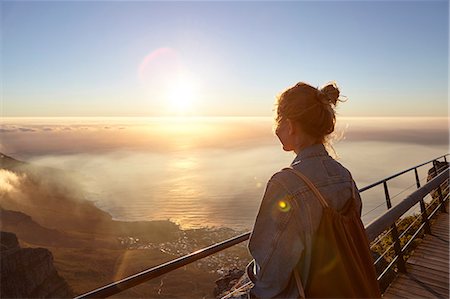 Young woman on top of Table Mountain, looking at view, Table Mountain, Cape Town, South Africa Photographie de stock - Premium Libres de Droits, Code: 649-08969766