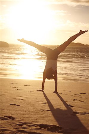 Young woman doing handstand on beach, Schotsche kloof, Western Cape, South Africa, Africa Stock Photo - Premium Royalty-Free, Code: 649-08969770