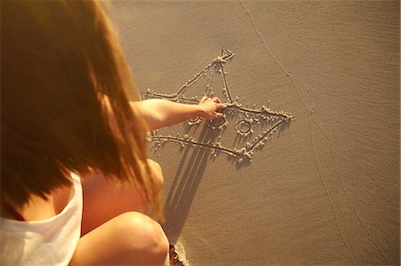 simsearch:400-08314022,k - Young woman drawing picture in sand, Schotsche kloof, Western Cape, South Africa, Africa Stock Photo - Premium Royalty-Free, Code: 649-08969771