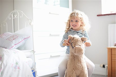 pequeño - Little girl on rocking horse in bedroom Foto de stock - Sin royalties Premium, Código: 649-08969861