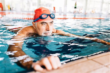 Senior man relaxing in water by edge of swimming pool Photographie de stock - Premium Libres de Droits, Code: 649-08969911