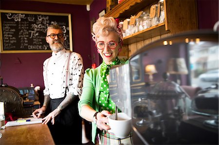 simsearch:6108-06167064,k - Quirky vintage couple working behind counter in tea rooms Photographie de stock - Premium Libres de Droits, Code: 649-08987757