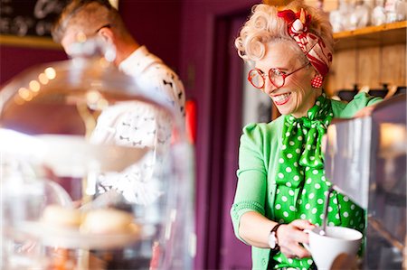 Quirky vintage woman using coffee machine in tea room Photographie de stock - Premium Libres de Droits, Code: 649-08987777