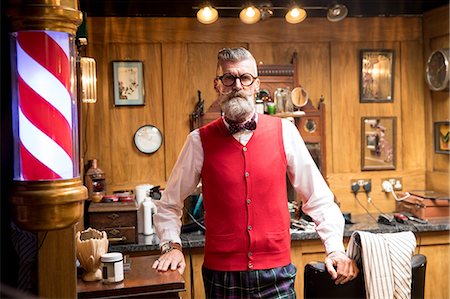 simsearch:649-08987755,k - Portrait of quirky senior man in traditional old english barber shop Fotografie stock - Premium Royalty-Free, Codice: 649-08987772