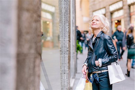 Mature woman window shopping on city street, Siena, Tuscany, Italy Foto de stock - Sin royalties Premium, Código: 649-08987815