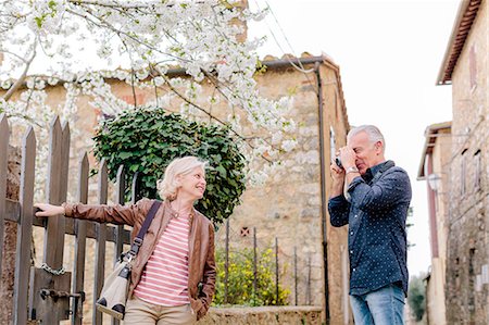 simsearch:649-08987829,k - Senior male tourist photographing wife and blossom, Siena, Tuscany, Italy Fotografie stock - Premium Royalty-Free, Codice: 649-08987835