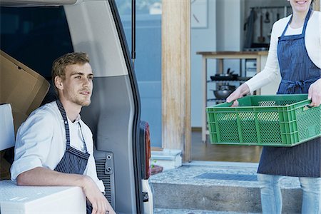 simsearch:649-08987855,k - Caterers loading vehicle with prepared food Photographie de stock - Premium Libres de Droits, Code: 649-08987886