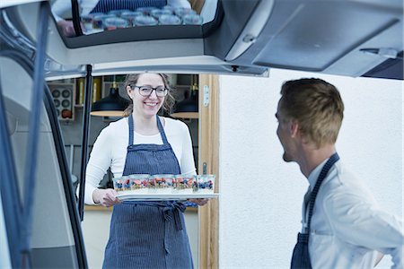 simsearch:649-08987855,k - Caterers loading vehicle with prepared food Photographie de stock - Premium Libres de Droits, Code: 649-08987888