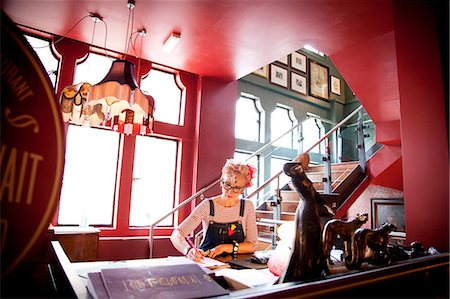Quirky woman working at high counter at bar and restaurant, Bournemouth, England Photographie de stock - Premium Libres de Droits, Code: 649-08987977