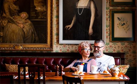 Quirky couple relaxing in bar and restaurant, Bournemouth, England Foto de stock - Sin royalties Premium, Código: 649-08987983