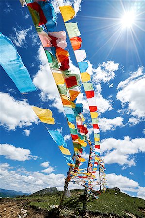 simsearch:649-08988056,k - Rows of colourful prayer flags against blue sky, Zhagana, Gansu, China Foto de stock - Sin royalties Premium, Código: 649-08988056