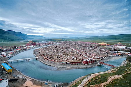 Elevated view of river and valley town, Baiyu, Sichuan, China Foto de stock - Sin royalties Premium, Código: 649-08988063
