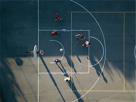 Overhead view of friends on basketball court playing basketball game Photographie de stock - Premium Libres de Droits, Code: 649-08988155