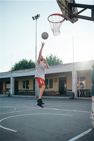 simsearch:649-07710130,k - Man jumping for basketball hoop Foto de stock - Sin royalties Premium, Código: 649-08988173