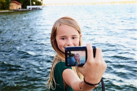 Girl taking selfie by river Foto de stock - Sin royalties Premium, Código: 649-08988366