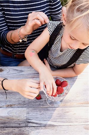 simsearch:649-08661488,k - Mother and daughter having strawberries in garden Foto de stock - Sin royalties Premium, Código: 649-08988380