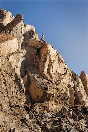 san carlos de bariloche - Male mountaineer looking out from top of rugged rock face, Andes, Nahuel Huapi National Park, Rio Negro, Argentina Photographie de stock - Premium Libres de Droits, Code: 649-08988443