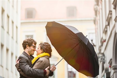 précaution - Couple under umbrella on city street Stock Photo - Premium Royalty-Free, Code: 649-09004006