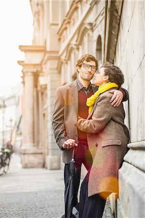 simsearch:6115-08239219,k - Couple hugging on city street Foto de stock - Royalty Free Premium, Número: 649-09004007