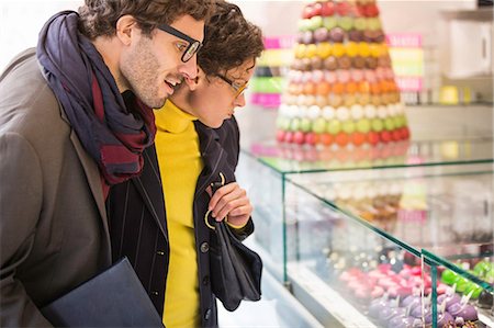 simsearch:649-06532695,k - Couple admiring pastries in case Stock Photo - Premium Royalty-Free, Code: 649-09004001