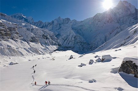 simsearch:6113-08655494,k - Hikers in snowy mountain landscape Stock Photo - Premium Royalty-Free, Code: 649-09004057