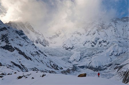 simsearch:6113-08655494,k - Hiker in snowy mountain landscape Stock Photo - Premium Royalty-Free, Code: 649-09004058