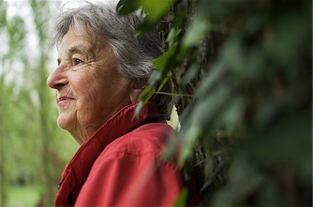 simsearch:649-08565769,k - Older woman leaning on tree in park Foto de stock - Royalty Free Premium, Número: 649-09004078