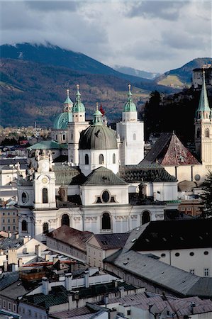 salzburg cathedral - Salzburg cathedral overlooking rooftops Photographie de stock - Premium Libres de Droits, Code: 649-09004095