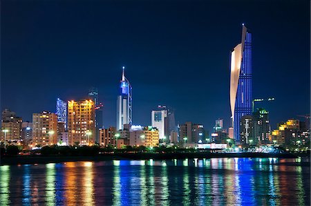 Kuwait City skyline reflected in water Foto de stock - Sin royalties Premium, Código: 649-09004106