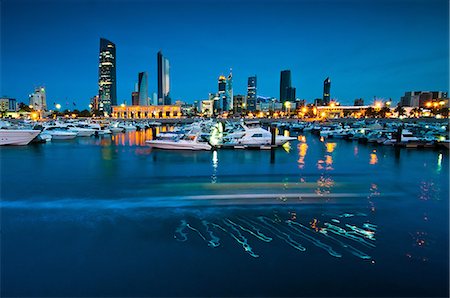 Boats docked in urban harbor at night Photographie de stock - Premium Libres de Droits, Code: 649-09004102