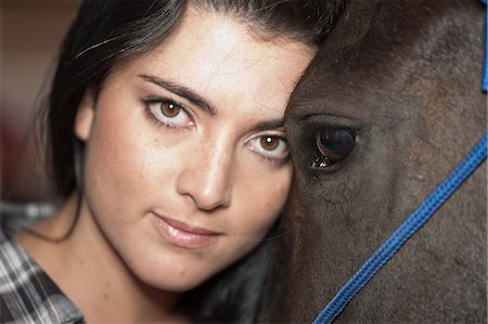 Young woman leaning on horse, close up Photographie de stock - Premium Libres de Droits, Code: 649-09004164