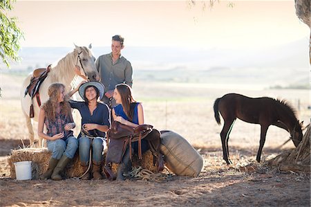 sac à dos - Four young friends sitting on hay bale with horses Foto de stock - Sin royalties Premium, Código: 649-09004172