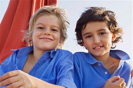 simsearch:649-08560718,k - Portrait of two relaxed kids smiling Photographie de stock - Premium Libres de Droits, Code: 649-09002285