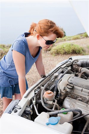 simsearch:649-05820660,k - Woman looking at broken engine Fotografie stock - Premium Royalty-Free, Codice: 649-09002319