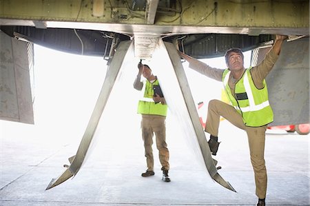 Aircraft workers checking airplane Fotografie stock - Premium Royalty-Free, Codice: 649-09002590