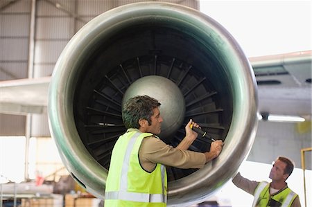 Aircraft workers checking airplane Photographie de stock - Premium Libres de Droits, Code: 649-09002592