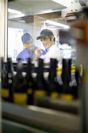simsearch:649-08923012,k - Workers examining bottles in factory Photographie de stock - Premium Libres de Droits, Code: 649-09002647