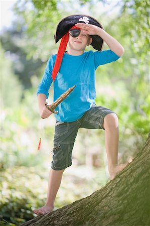 simsearch:6122-07700673,k - Boy playing in pirate costume Stock Photo - Premium Royalty-Free, Code: 649-09002675