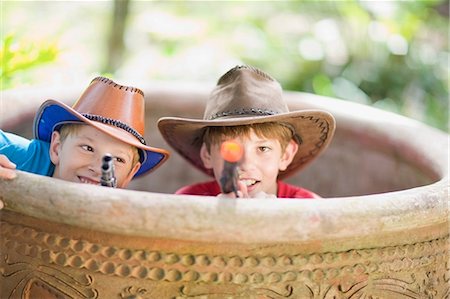 simsearch:862-03887589,k - Boys playing in cowboy costumes Photographie de stock - Premium Libres de Droits, Code: 649-09002687