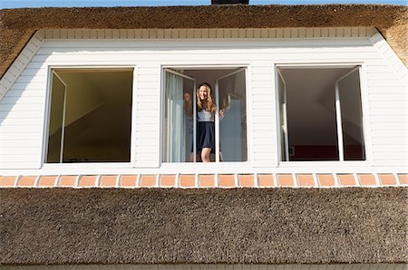 simsearch:614-07031233,k - Girl standing in window of home Photographie de stock - Premium Libres de Droits, Code: 649-09002697