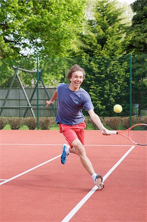 simsearch:649-09002606,k - Boy playing tennis on court Foto de stock - Sin royalties Premium, Código: 649-09002699