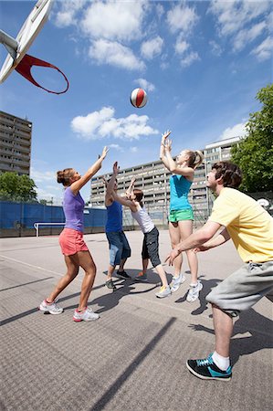 Friends playing basketball together Photographie de stock - Premium Libres de Droits, Code: 649-09002714