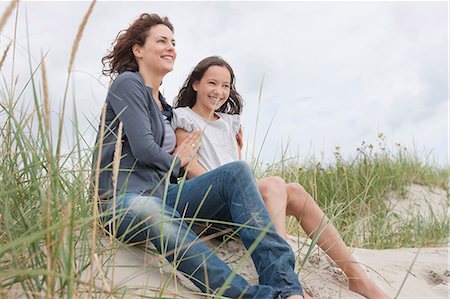 simsearch:6124-08170436,k - Mother and daughter sitting on beach Stock Photo - Premium Royalty-Free, Code: 649-09002870