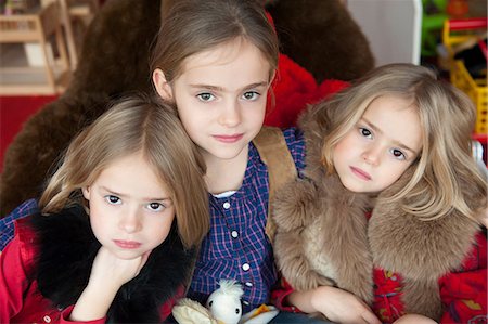 simsearch:649-09003663,k - Girls sitting together Photographie de stock - Premium Libres de Droits, Code: 649-09002923