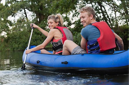 simsearch:614-01171527,k - Smiling couple kayaking in creek Fotografie stock - Premium Royalty-Free, Codice: 649-09002941