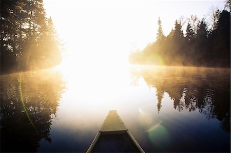 Canoe floating in still lake Photographie de stock - Premium Libres de Droits, Code: 649-09002957