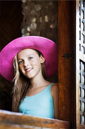 simsearch:649-08560718,k - Girl wearing straw hat at window Photographie de stock - Premium Libres de Droits, Code: 649-09003036