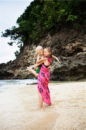 preteen play on the beach - Girl carrying brother on beach Foto de stock - Sin royalties Premium, Código: 649-09003043