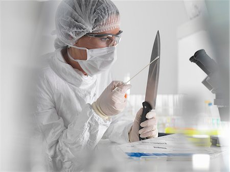 Forensic scientist with evidence in lab Foto de stock - Sin royalties Premium, Código: 649-09003065