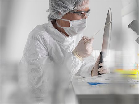Forensic scientist with evidence in lab Stock Photo - Premium Royalty-Free, Code: 649-09003066